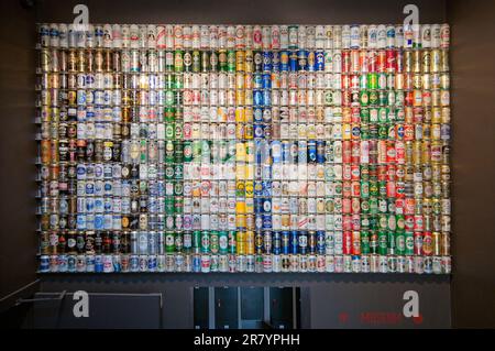 Das Wort BIER in Dosen im Brügge Beer Experience Museum, Brügge, Flandern, Belgien Stockfoto