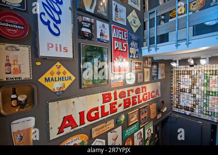 Alte Werbetafeln im Brügge Beer Experience Museum, Brügge, Flandern, Belgien Stockfoto