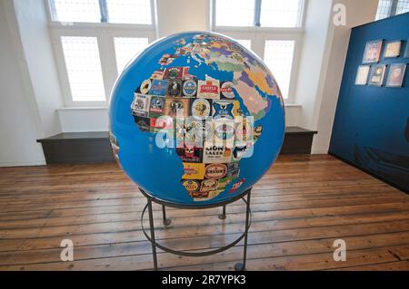 Globe zeigt die Produktion von Bier in der Welt, Brügge Beer Experience Museum, Brügge, Flandern, Belgien Stockfoto