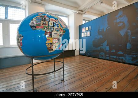 Globe zeigt die Produktion von Bier in der Welt, Brügge Beer Experience Museum, Brügge, Flandern, Belgien Stockfoto