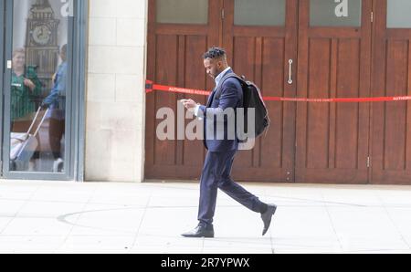 London, England, Großbritannien. 18. Juni 2023. SAMUEL KASUMU wird vor BBC gesehen, wie er am Sonntag mit Laura Kuenssberg auftaucht. (Kreditbild: © Tayfun Salci/ZUMA Press Wire) NUR REDAKTIONELLE VERWENDUNG! Nicht für den kommerziellen GEBRAUCH! Stockfoto