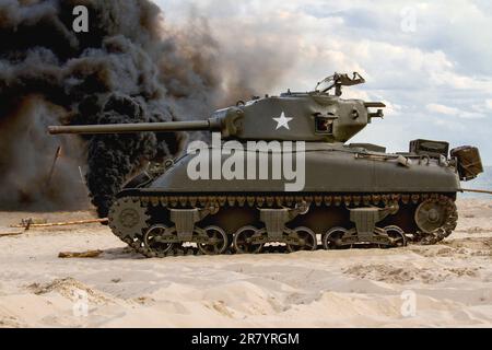 Ein Sherman-Panzer aus dem 2. Weltkrieg am Strand. Panzer auf dem Schlachtfeld. Stockfoto