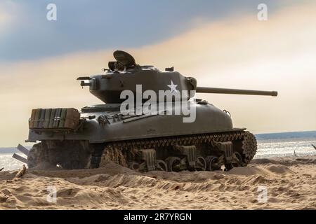 Ein Sherman-Panzer aus dem 2. Weltkrieg am Strand. Panzer auf dem Schlachtfeld. Stockfoto