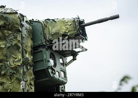 Das Anti-Drohnen-Lasersystem wurde an einem Stryker-Kampffahrzeug getestet, mit einem Maschinengewehr, das während der Gegenoffensive, der NATO, auf den Himmel in der Ukraine gerichtet war Stockfoto