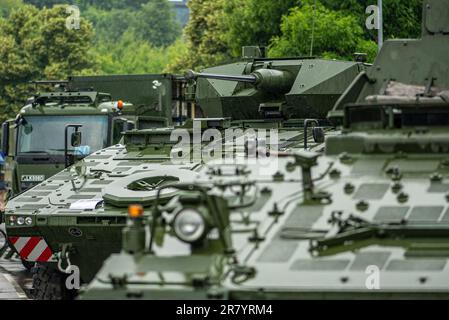 Gepanzerte Panzer und militärische Infanterie-Kampffahrzeuge, bereit für den Regen, litauische Landstreitkräfte, NATO-Eingreiftruppe Stockfoto