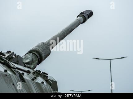 Panzerhaubitze Panzerhaubitze 2000 oder PZH 2000 mit der Kanone oder Waffe, die während des ukrainischen Angriffs auf den Himmel gerichtet ist Stockfoto