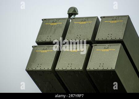 National Advanced Surface-to-Air Missile System (NASAMS), ein bodengestütztes Luftabwehrsystem, das während der Gegenoffensive in der Ukraine in den Himmel zeigt Stockfoto