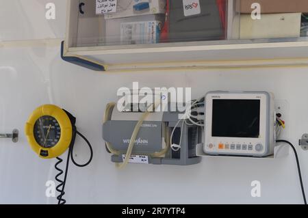 Kairo, Ägypten, Juni 17 2023: Innenräume eines medizinisch voll ausgestatteten Ambulanzfahrzeugs mit Ventilator, Sauerstoffflasche, Notfallset, Medikamenten, Mo Stockfoto