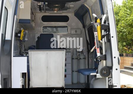 Kairo, Ägypten, Juni 17 2023: Voll medizinisch ausgerüstetes Mercedes Benz Ambulanzfahrzeug mit Ventilator, Sauerstoffflasche, Notfallset, Medikamente, Mon Stockfoto