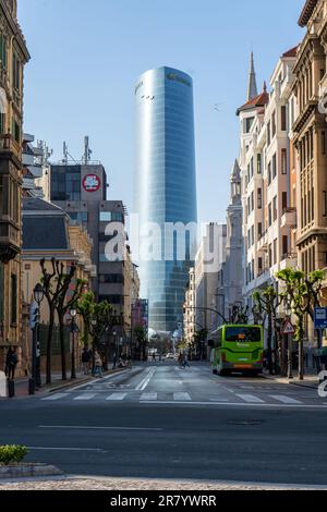 Bilbao, Spanien - 15. April 2022: Iberdrola Tower in Bilbao. Hauptquartier des Stromunternehmens in Spanien, gesehen am Ende der Elcano Straße Stockfoto