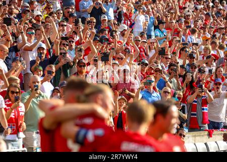 Oslo, Norwegen, 17. Juni 2023. Die norwegische Menge feiert Norwegens Erling Braut Haaland, der im Ullevål-Stadion in Oslo einen Elfmeter beim UEFA Euro 2024-Qualifikator zwischen Norwegen und Schottland erzielt hat. Credit: Frode Arnesen/Alamy Live News Stockfoto