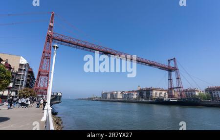 Portugalete, Spanien - 16. April 2022: Die Fahrzeug- und Fußgängerbrücke Bizkaia (Puente de Vizcaya) in Portugalete, Spanien. Die Stockfoto