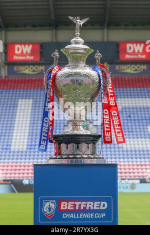 Wigan, Großbritannien. 18. Juni 2023. Der Betfred Challenge Cup, ausgestellt vor dem Viertelfinale des Betfred Challenge Cup Wigan Warriors vs Warrington Wolves im DW Stadium, Wigan, Großbritannien, 18. Juni 2023 (Foto von Gareth Evans/News Images) in Wigan, Großbritannien, am 6./18. Juni 2023. (Foto: Gareth Evans/News Images/Sipa USA) Guthaben: SIPA USA/Alamy Live News Stockfoto