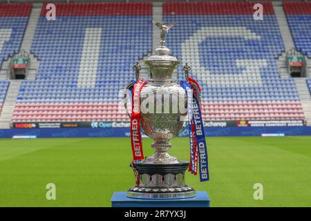 Wigan, Großbritannien. 18. Juni 2023. Der Betfred Challenge Cup, ausgestellt vor dem Viertelfinale des Betfred Challenge Cup Wigan Warriors vs Warrington Wolves im DW Stadium, Wigan, Großbritannien, 18. Juni 2023 (Foto von Gareth Evans/News Images) in Wigan, Großbritannien, am 6./18. Juni 2023. (Foto: Gareth Evans/News Images/Sipa USA) Guthaben: SIPA USA/Alamy Live News Stockfoto