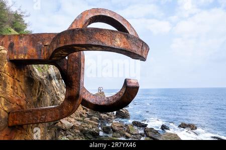 San Sebastian, Spanien - 18. April 2022: Skulptur „Comb of the Wind“ in Ondarreta Beach, San Sebastián, Spanien. Geschaffen vom baskischen Bildhauer Stockfoto