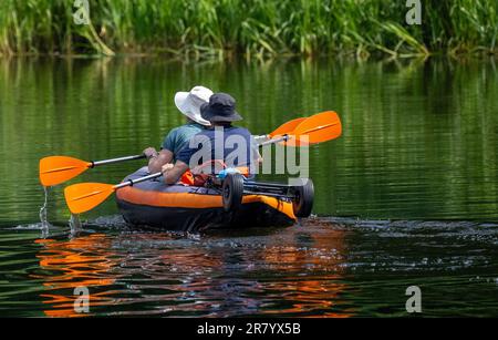 Oranienburg, Deutschland. 18. Juni 2023. Zwei Ausflugsfahrer fahren mit ihrem aufblasbaren Kajak bei sonnigem Wetter über den Lehnitzsee. Kredit: Monika Skolimowska/dpa/Alamy Live News Stockfoto