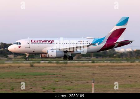Eurowings Airbus A319-132 (REG: D-AGWD) war früher in den Farben der deutschen Flugzeuge erhältlich. Stockfoto