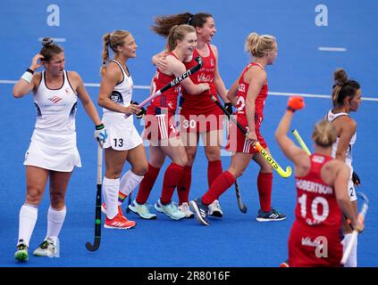 Die britische Charlotte Watson (dritte Linke) feiert mit ihren Teamkollegen beim FIH Hockey Pro League-Spiel der Frauen in Lee Valley, London, ihr zweites Tor auf ihrer Seite. Foto: Sonntag, 18. Juni 2023. Stockfoto