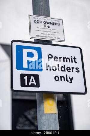 Das Parkplatzschild ist eingeschränkt - nur Einwohner dürfen in den Straßen einer Stadt parken, wenn sich der Inhaber der Parkgenehmigung in der Zone befindet Stockfoto