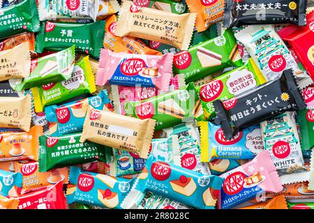 Gemischter Haufen verschiedener japanischer Miniaturkätzchen. Verschiedene Geschmacksrichtungen wie rote Bohnen, Bananenkaramell, Erdbeerkuchen und andere. Stockfoto