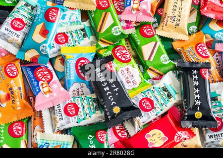 Gemischter Haufen verschiedener japanischer Miniaturkätzchen. Verschiedene Geschmacksrichtungen wie rote Bohnen, Bananenkaramell, Erdbeerkuchen und andere. Stockfoto