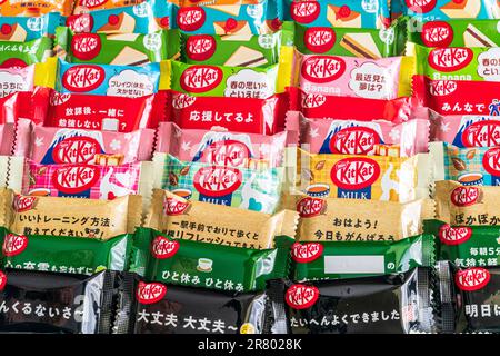 Auswahl an verschiedenen Geschmacksrichtungen japanischer Kätzchen in Reihen und Säulen. Käsekuchen, rote Bohnen, Milchtee, Weizen und andere Geschmacksrichtungen. Stockfoto