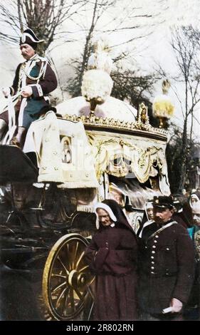 Calvados Lisieux: Exhumierung der Heiligen Therese von Lisieux am 26. März 1923 fährt der Wagen mit ihren Überresten die Friedhofsstraße - Calvados Lisieux : Exhumation de sainte Therese de Lisieux le 26 mars 1923, le char portant ses restes down le chemin du cimetiere Stockfoto