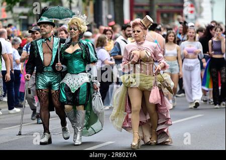 Wien, Österreich. 17. Juni 2023. Regenbogenparade auf der Wiener Ringstraße Stockfoto
