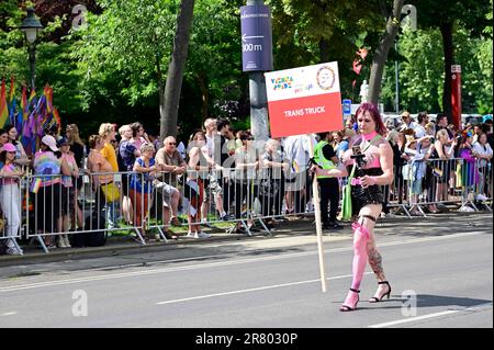 Wien, Österreich. 17. Juni 2023. Regenbogenparade auf der Wiener Ringstraße Stockfoto
