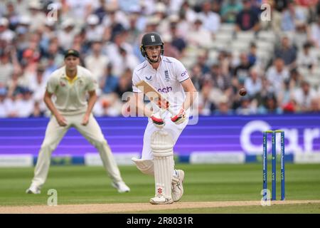 ZAK Crawley of England ruft während des LV = Insurance Ashes First Test Series Day 3 England gegen Australien bei Edgbaston, Birmingham, Großbritannien, 18. Juni 2023 keinen Lauf auf dem ersten Ball des zweiten Innings Englands (Foto von Craig Thomas/News Images) Stockfoto