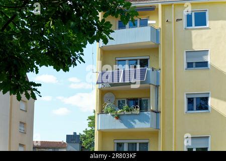 Balkonkraftwerk, private Anlage zur Versorgung mit Solarenergie, Photovoltaik-Elemente auf dem Balkon eines Apartmentgebäudes Stockfoto