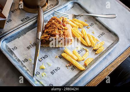 Hotdog und Chips im Butchers Tap and Grill in Marlow, Buckinghamshire, Großbritannien Stockfoto