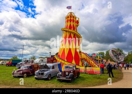 Eine farbenfrohe Helter Skelter Attraktion bei der Abbey Hill Steam Rally, Yeovil, Somerset, England, Großbritannien Stockfoto