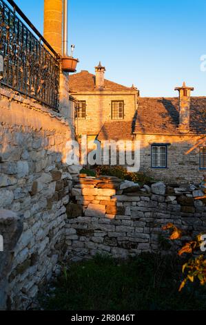 Steinhäuser traditioneller Architektur in Vitsa, Griechenland bei Sonnenuntergang Stockfoto