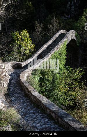 Blick auf eine traditionelle Steinbrücke im Agrafa-Gebirge im Zentrum Griechenlands Stockfoto