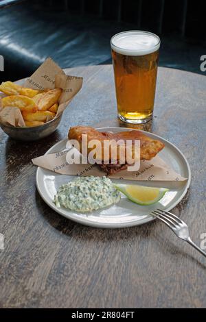 Fish and Chips mit einem Pint Bier im Pub oder Restaurant Stockfoto