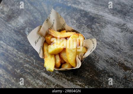 Kartoffelchips auf Holztisch Stockfoto