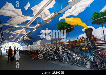 Wandgemälde an der Unterführung des Bahnhofs Ehrenfeld im Stadtteil Ehrenfeld, Köln. Wandmalerei an der Unterfuehrung am Bahnhof Ehrenf Stockfoto