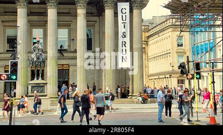 Glasgow, Schottland, Vereinigtes Königreich, 18. Juni 2023. Die Besucherzahlen in der CUT & RUN The Banksy-Ausstellung an der Statue des Herzog von Wellington mit dem Zapfenkopf vor dem GOMA, der Galerie für moderne Kunst, wurden heute eröffnet. Credit Gerard Ferry/Alamy Live News Stockfoto