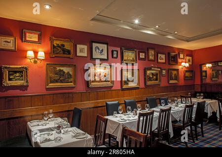 Blick auf das traditionelle Pub und Restaurant The Guinea Grill in Mayfair, London, Großbritannien Stockfoto