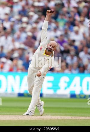 Australiens Nathan Lyon im Bowling am dritten Tag des ersten Ashes-Testspiels in Edgbaston, Birmingham. Foto: Sonntag, 18. Juni 2023. Stockfoto