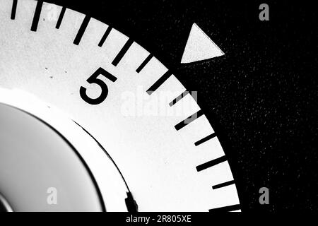 Monochrome Nahaufnahme eines analogen Labor-Timers, der auf sechs eingestellt ist Stockfoto