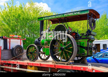 Ein Antriebsmotor, der auf einem Tieflader von Abbey Hill Steam Rally, Yeovil, Somerset, England, nach Hause gebracht wird Stockfoto