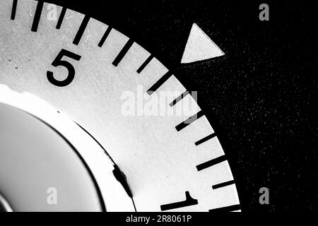 Monochrome Nahaufnahme eines analogen Labor-Timers, der auf sieben eingestellt ist Stockfoto