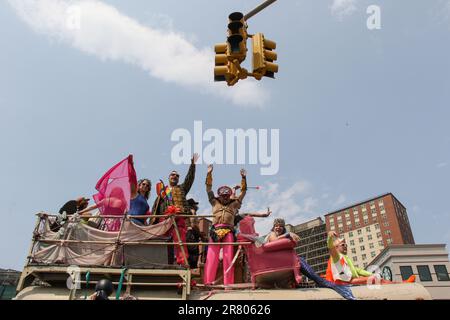 Besucher nehmen an der jährlichen Coney Island Mermaid Parade Teil, die am 17. Juni 2023The in Brooklyn, New York, stattfindet. Die Mermaid Parade wurde 1983 in Coney Island, USA, gegründet. Die Meerjungfrauen-Parade ist eine Hommage an Coney Islands vergessenen Mardi Gras, bei dem sich die Menschen als Meeresbewohner und andere nautische Outfits verkleiden. Die Parade dauerte von 1903 bis 1954 Uhr und wurde von einer Vielzahl anderer Quellen inspiriert, was zu einem wunderbaren und verrückten Ereignis führte, das nur in Coney Island zu finden ist. (Foto: Erica Price/Sipa USA) Stockfoto
