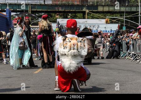 Besucher nehmen an der jährlichen Coney Island Mermaid Parade Teil, die am 17. Juni 2023The in Brooklyn, New York, stattfindet. Die Mermaid Parade wurde 1983 in Coney Island, USA, gegründet. Die Meerjungfrauen-Parade ist eine Hommage an Coney Islands vergessenen Mardi Gras, bei dem sich die Menschen als Meeresbewohner und andere nautische Outfits verkleiden. Die Parade dauerte von 1903 bis 1954 Uhr und wurde von einer Vielzahl anderer Quellen inspiriert, was zu einem wunderbaren und verrückten Ereignis führte, das nur in Coney Island zu finden ist. (Foto: Erica Price/Sipa USA) Stockfoto