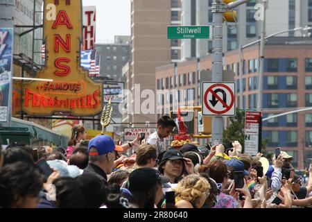 Brooklyn, USA. 17. Juni 2023. Besucher nehmen an der jährlichen Coney Island Mermaid Parade Teil, die am 17. Juni 2023The in Brooklyn, New York, stattfindet. Die Mermaid Parade wurde 1983 in Coney Island, USA, gegründet. Die Meerjungfrauen-Parade ist eine Hommage an Coney Islands vergessenen Mardi Gras, bei dem sich die Menschen als Meeresbewohner und andere nautische Outfits verkleiden. Die Parade dauerte von 1903 bis 1954 Uhr und wurde von einer Vielzahl anderer Quellen inspiriert, was zu einem wunderbaren und verrückten Ereignis führte, das nur in Coney Island zu finden ist. (Foto: Erica Price/Sipa USA) Guthaben: SIPA USA/Alamy Live News Stockfoto