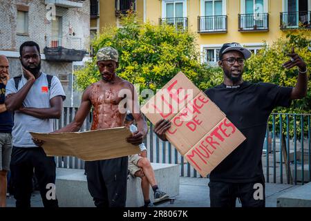 Madrid, Spanien. 17. Juni 2023. Männer halten während einer der Theateraufführungen in den Straßen von Madrid Plakate. Verschiedene Einwandererverbände aus dem Viertel Lavapiés haben am Nachmittag des Samstag, den 17. Juni, verschiedene Darbietungen zu Ehren der 73 am 24. Juni 2022 in Melilla getöteten Immigranten gezeigt, wo auch 77 vermisste und 233 Verletzte zu beklagen waren. (Foto: David Canales/SOPA Images/Sipa USA) Guthaben: SIPA USA/Alamy Live News Stockfoto