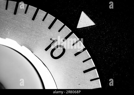 Monochrome Nahaufnahme eines analogen Labor-Timers auf zehn eingestellt Stockfoto