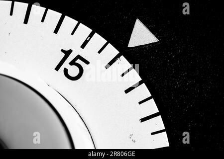 Monochrome Nahaufnahme eines analogen Labor-Timers, der auf 16 eingestellt ist Stockfoto